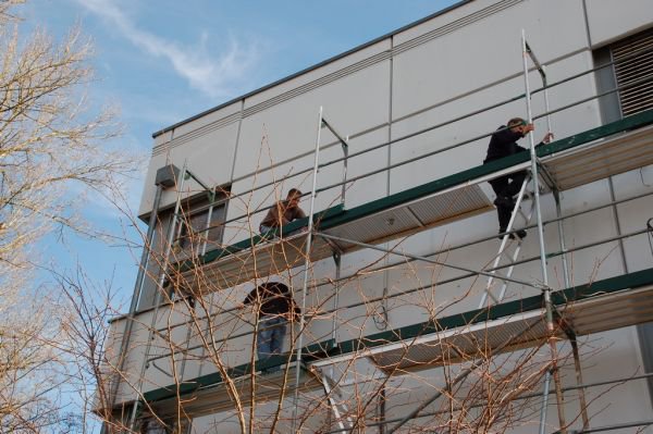 Die Gewindestangen werden am Gebäude angebracht